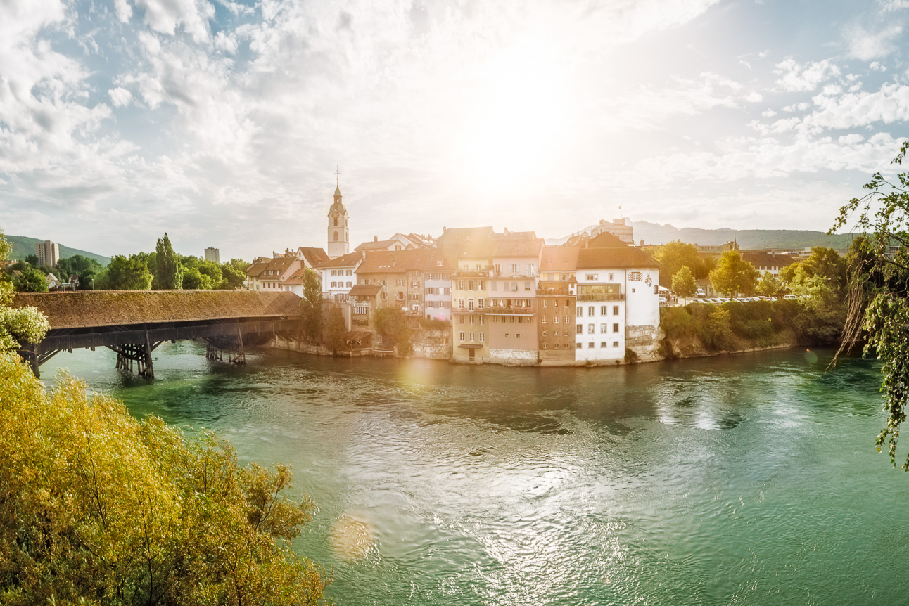Stadt Olten mit der historischen Holzbrücke und der Aare