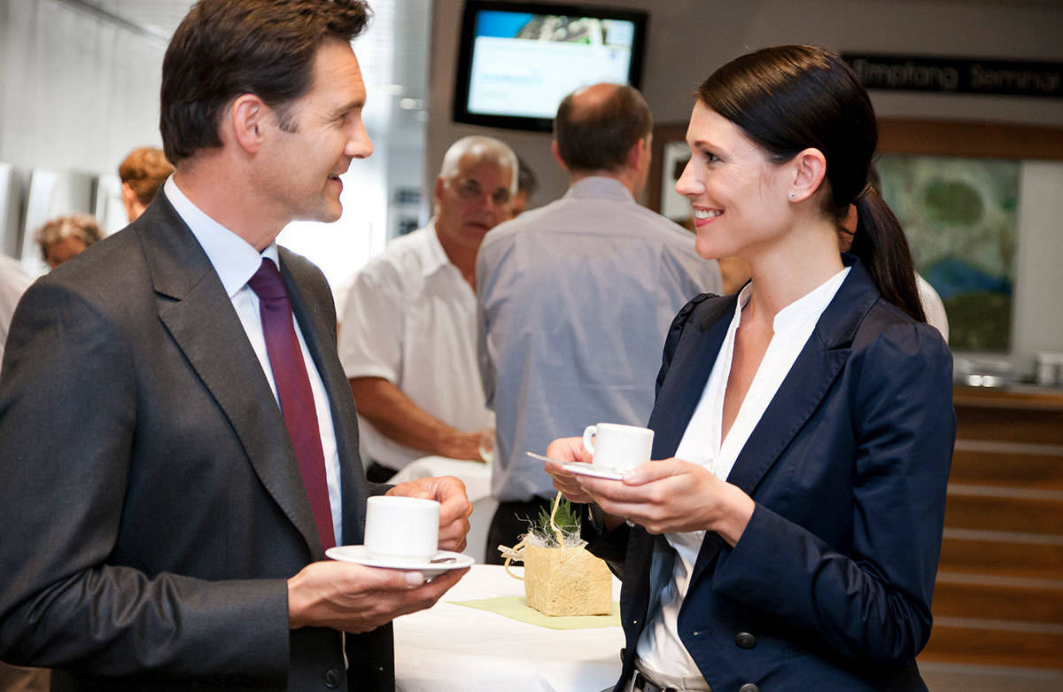 Gespräch bei Kaffee während einer Seminarpause in Olten