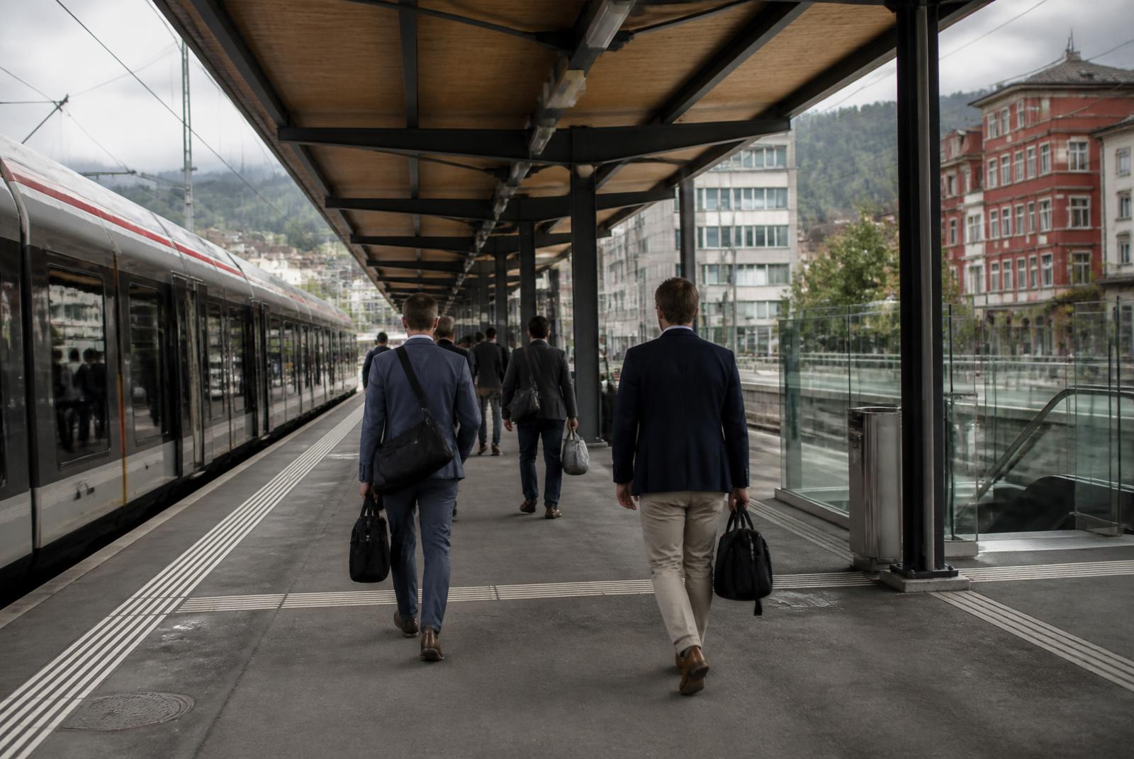 Ankommende Reisende auf dem Perron am Bahnhof Olten